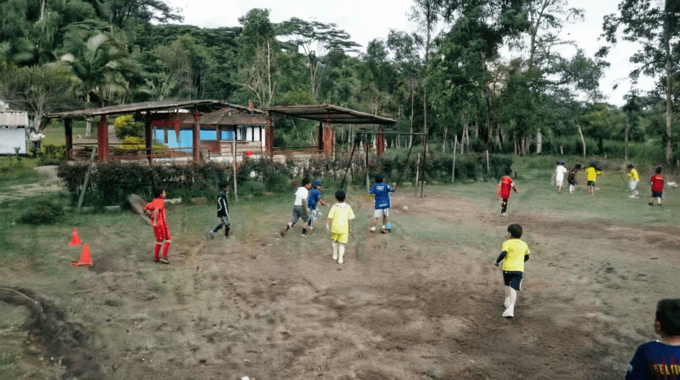 Cancha actual a la intemperie del Colegio Campestre Santo Domingo Savio
